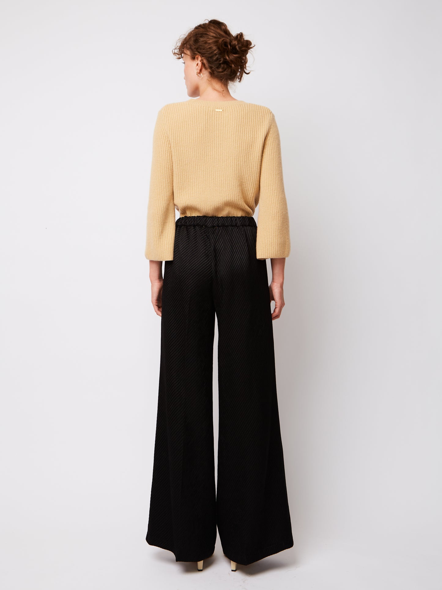 DIAGONAL STRUCTURE BLACK