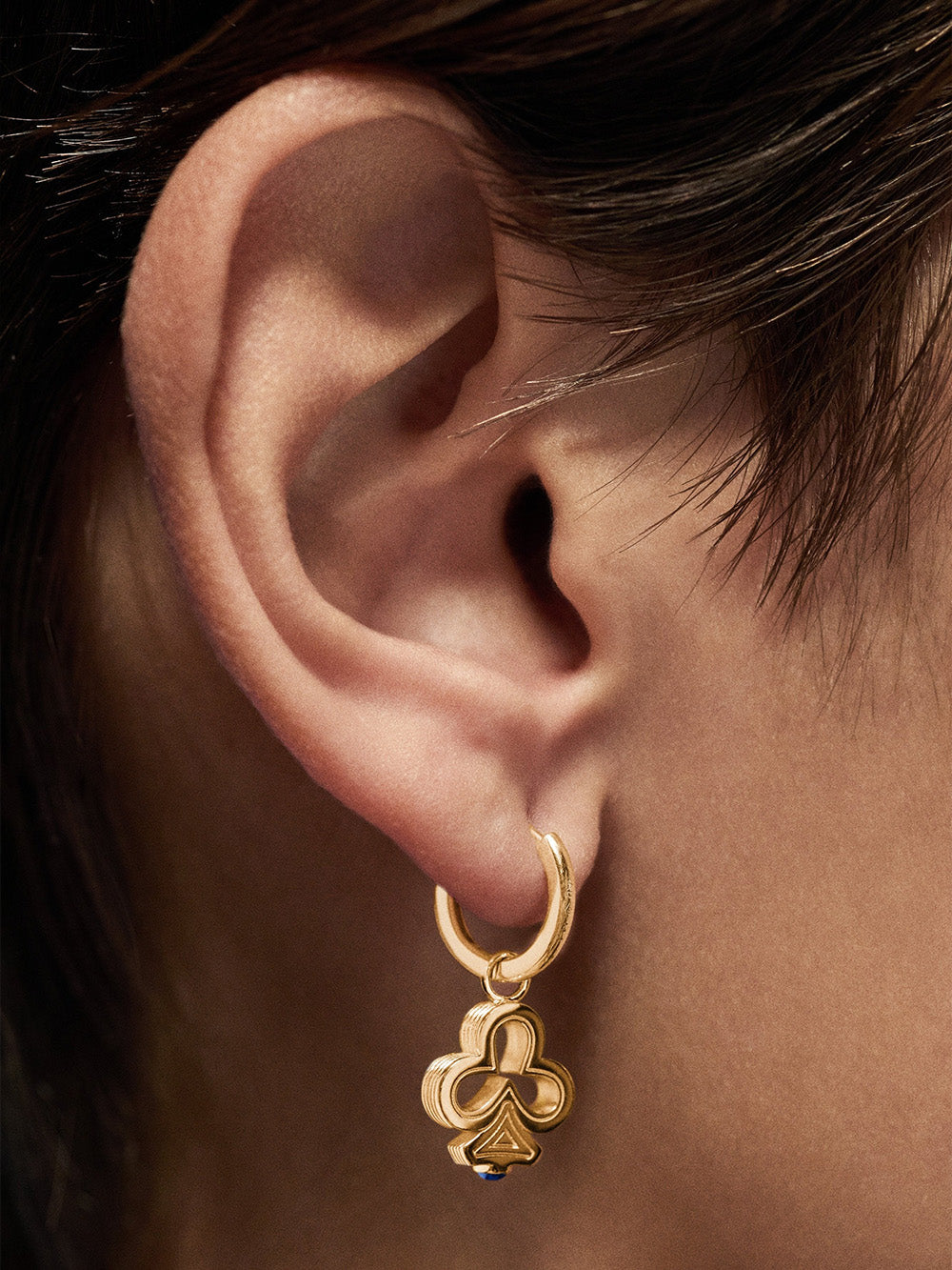 BABY CHARM CLOVER GOLD AND BLUE SAPPHIRE EARRING