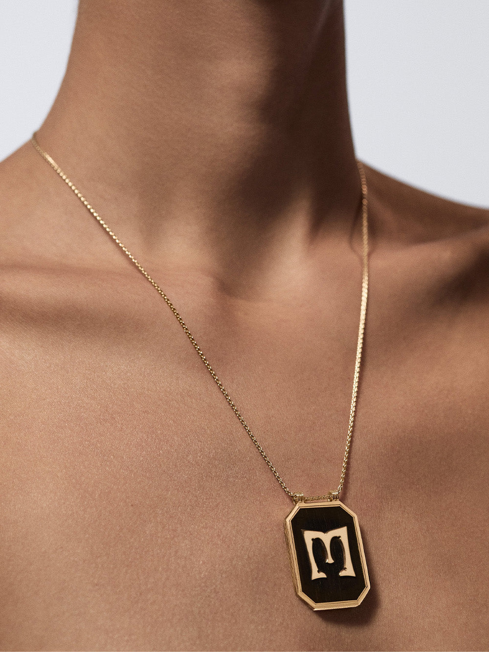 SCAPULAIRE EBONY LETTRE M OR, DIAMANT ET EBENE