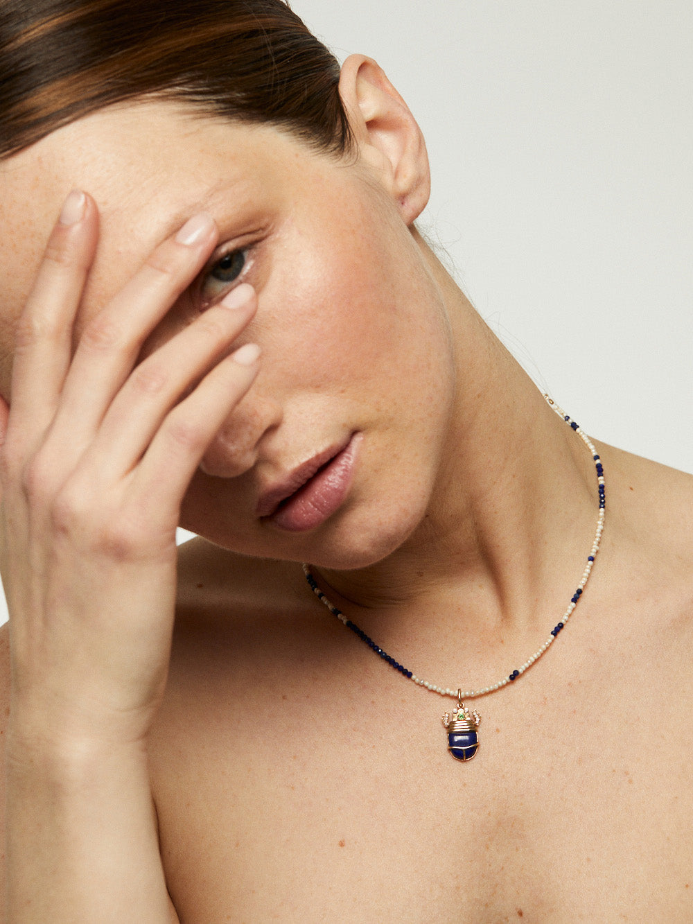 COLLIER SCARABÉE PERLES EAU DOUCE ET LAPIS
