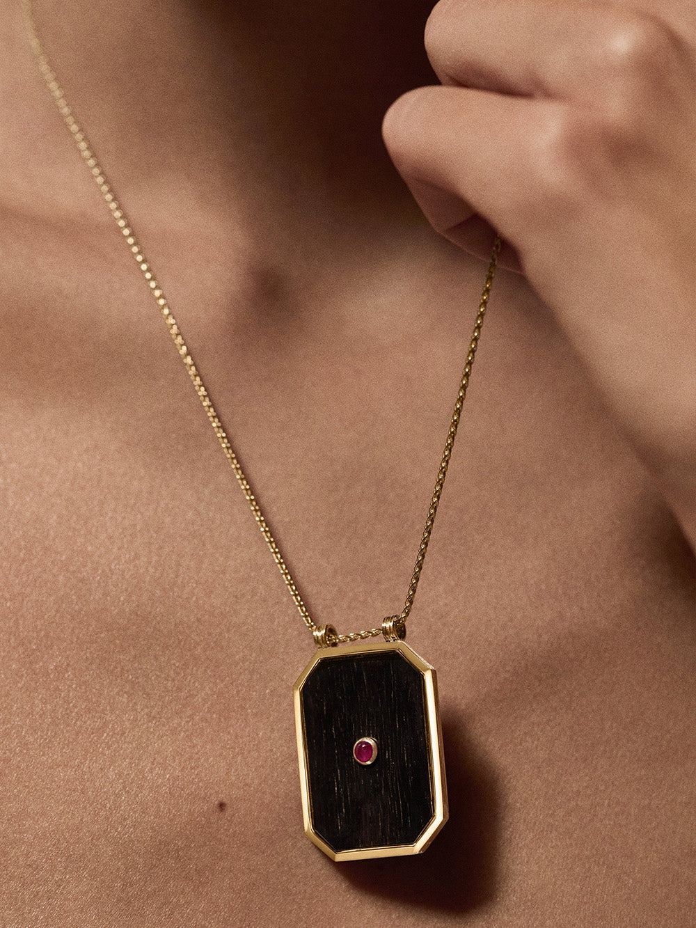 SCAPULAIRE EBONY CABOCHON RUBIS