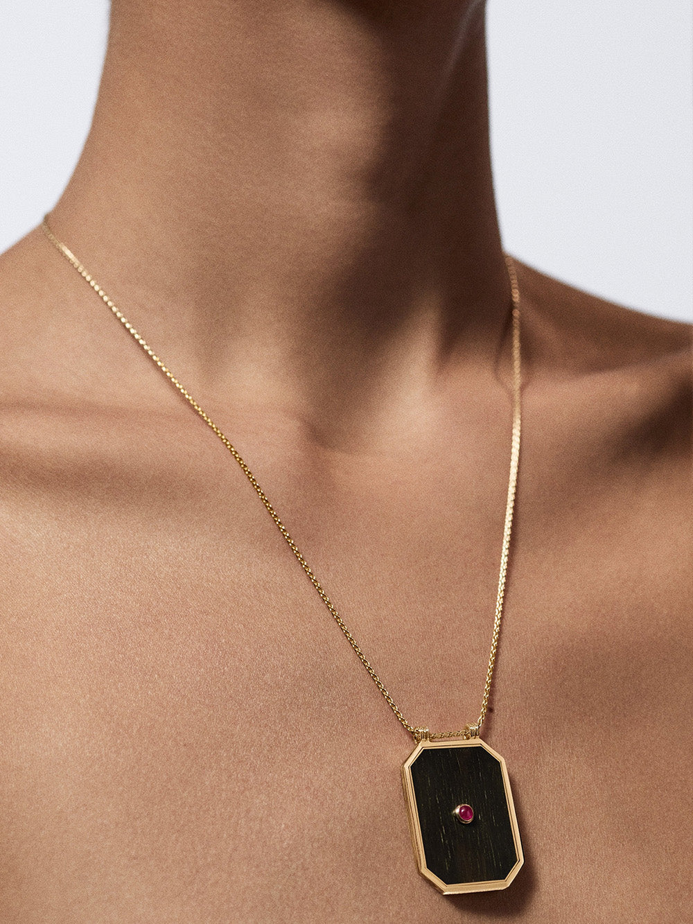 SCAPULAIRE EBONY CABOCHON RUBIS