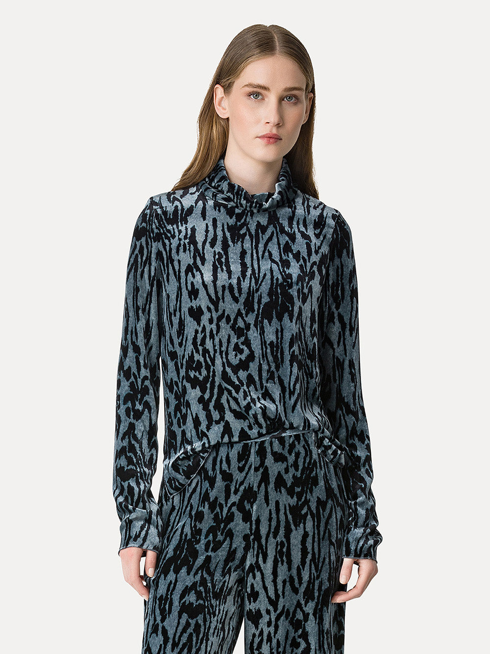 STONE TIGER VELVET TURTLENECK