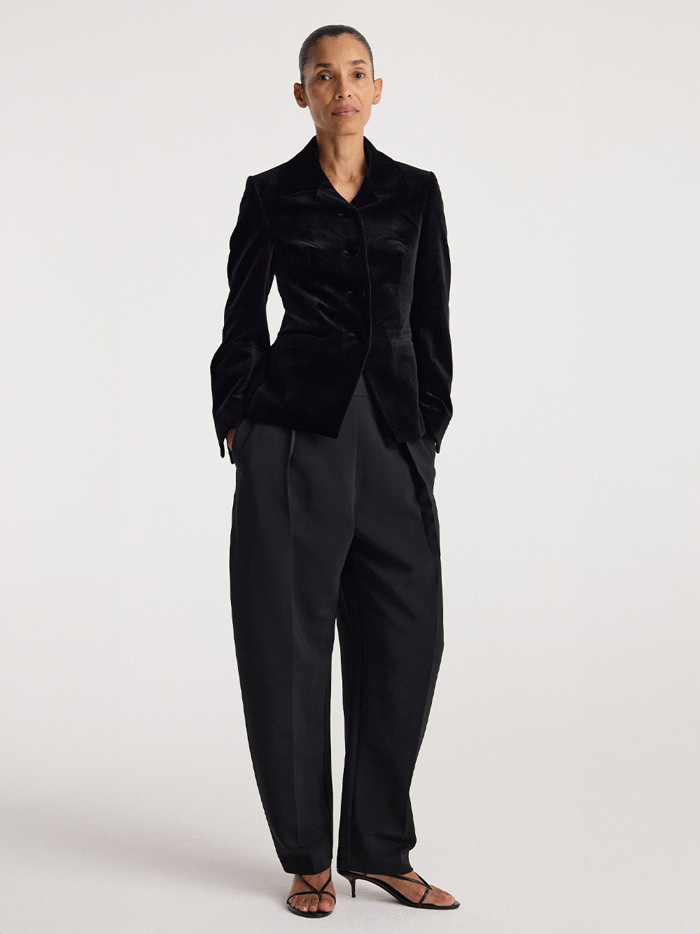 FITTED BLACK VELVET BLAZER