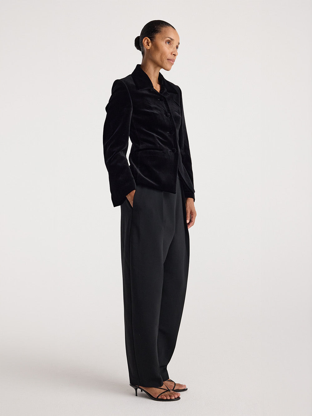 FITTED BLACK VELVET BLAZER