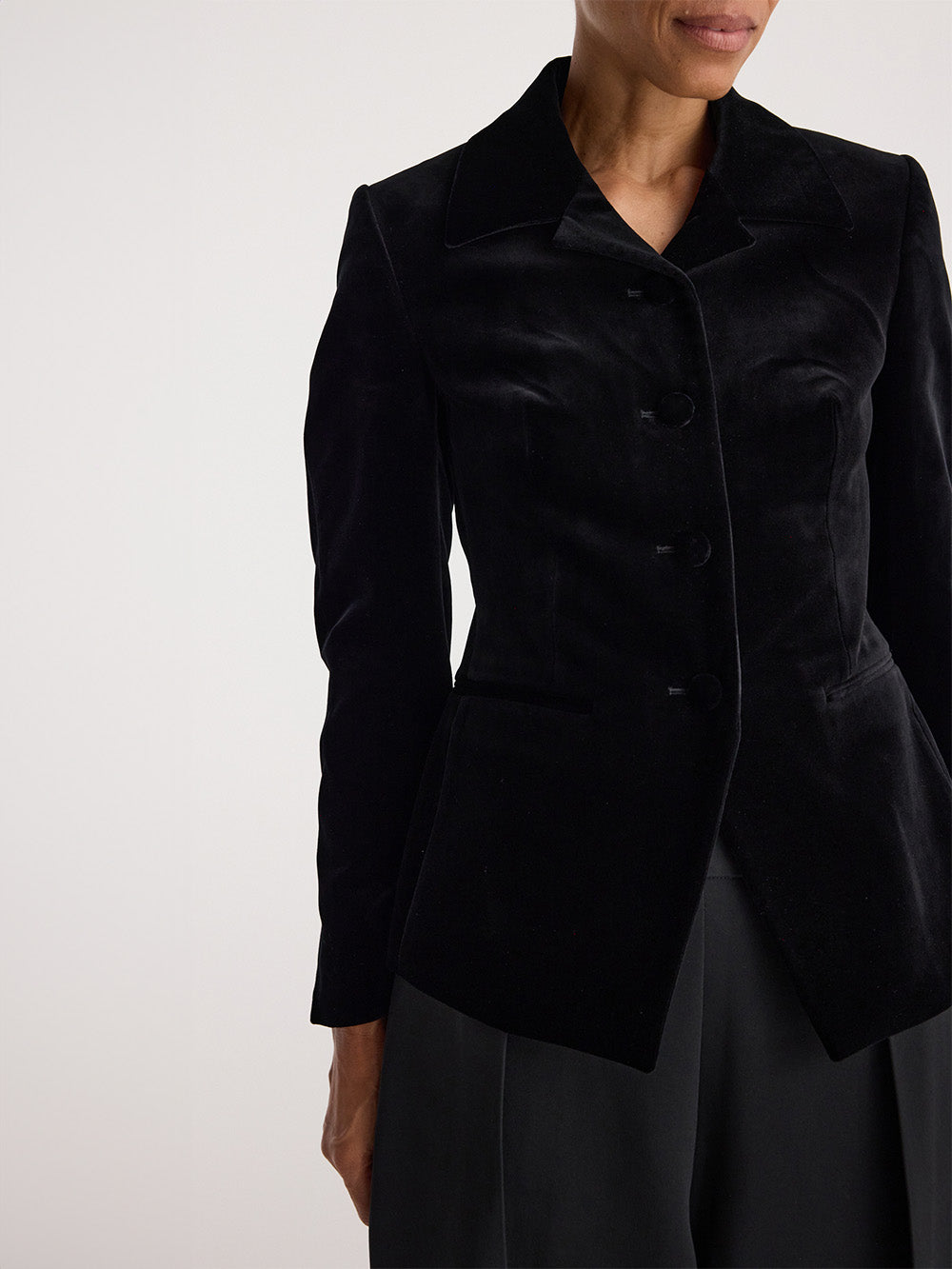 FITTED BLACK VELVET BLAZER