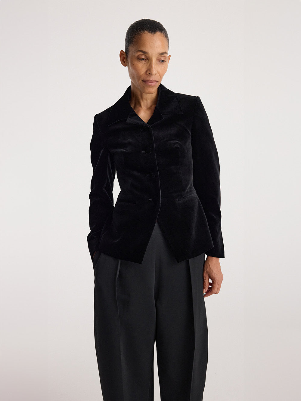 FITTED BLACK VELVET BLAZER