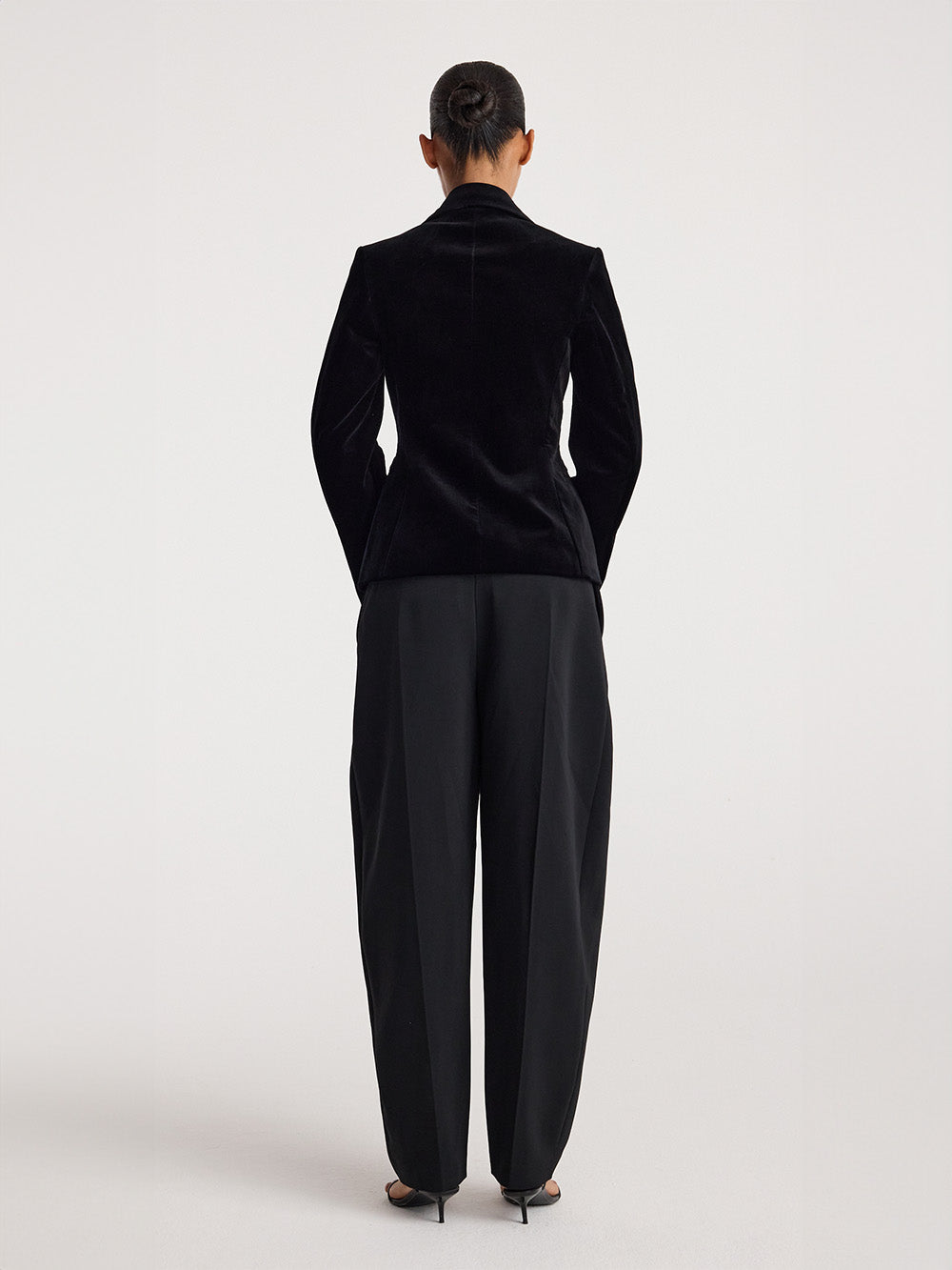 FITTED BLACK VELVET BLAZER
