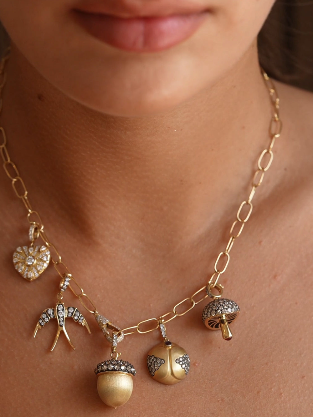 PENDENTIF NOISETTE DIAMANTS