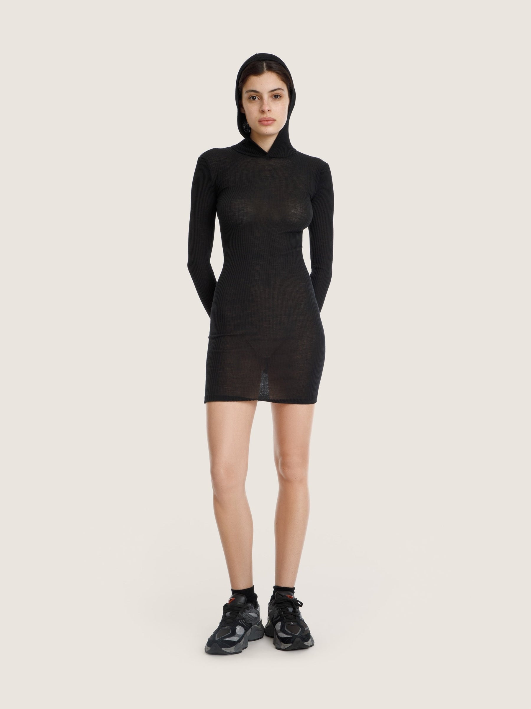 ROBE BODYCON À CAPUCHE