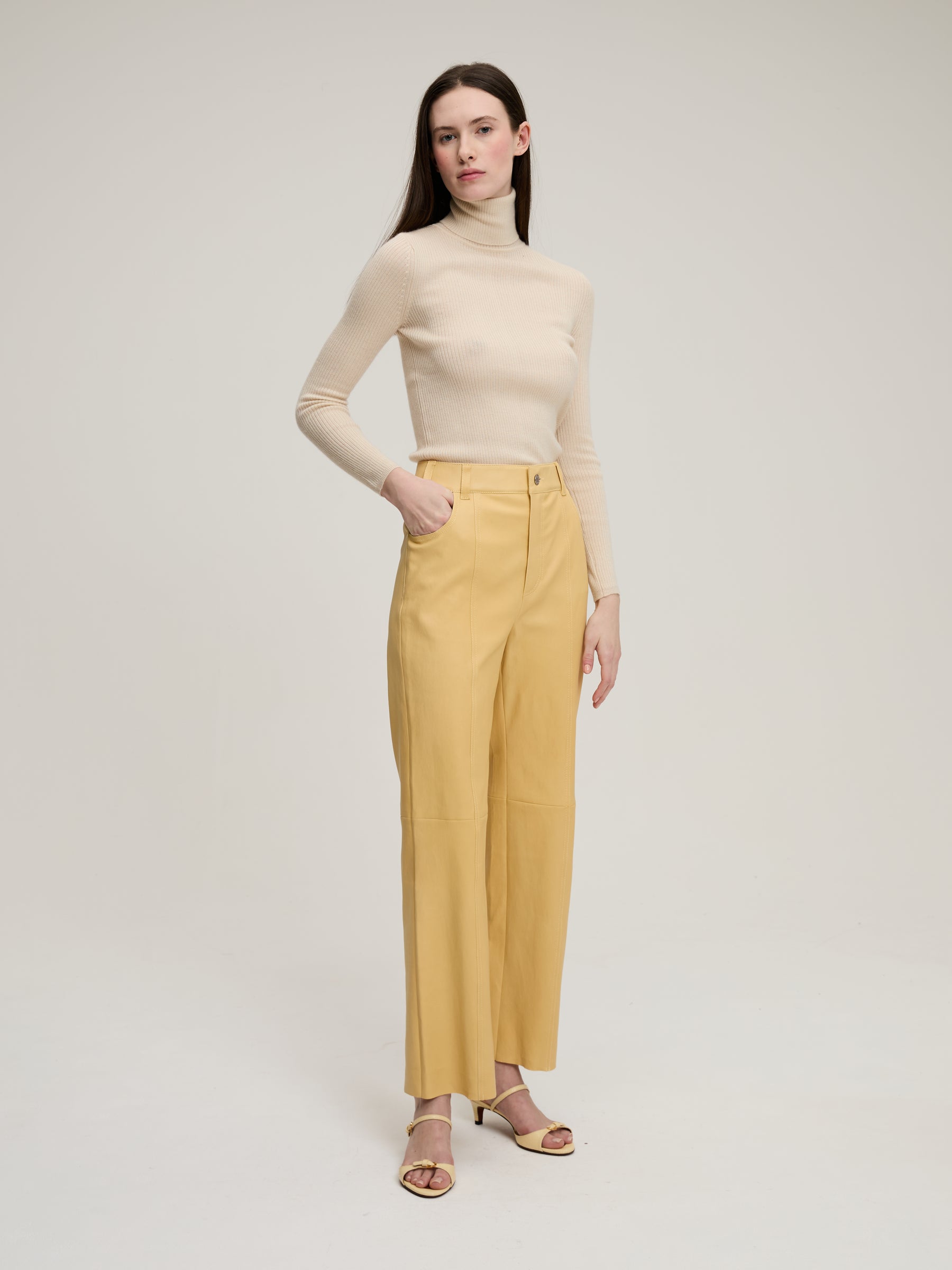 LÉA ANTIQUE WHITE TURTLENECK