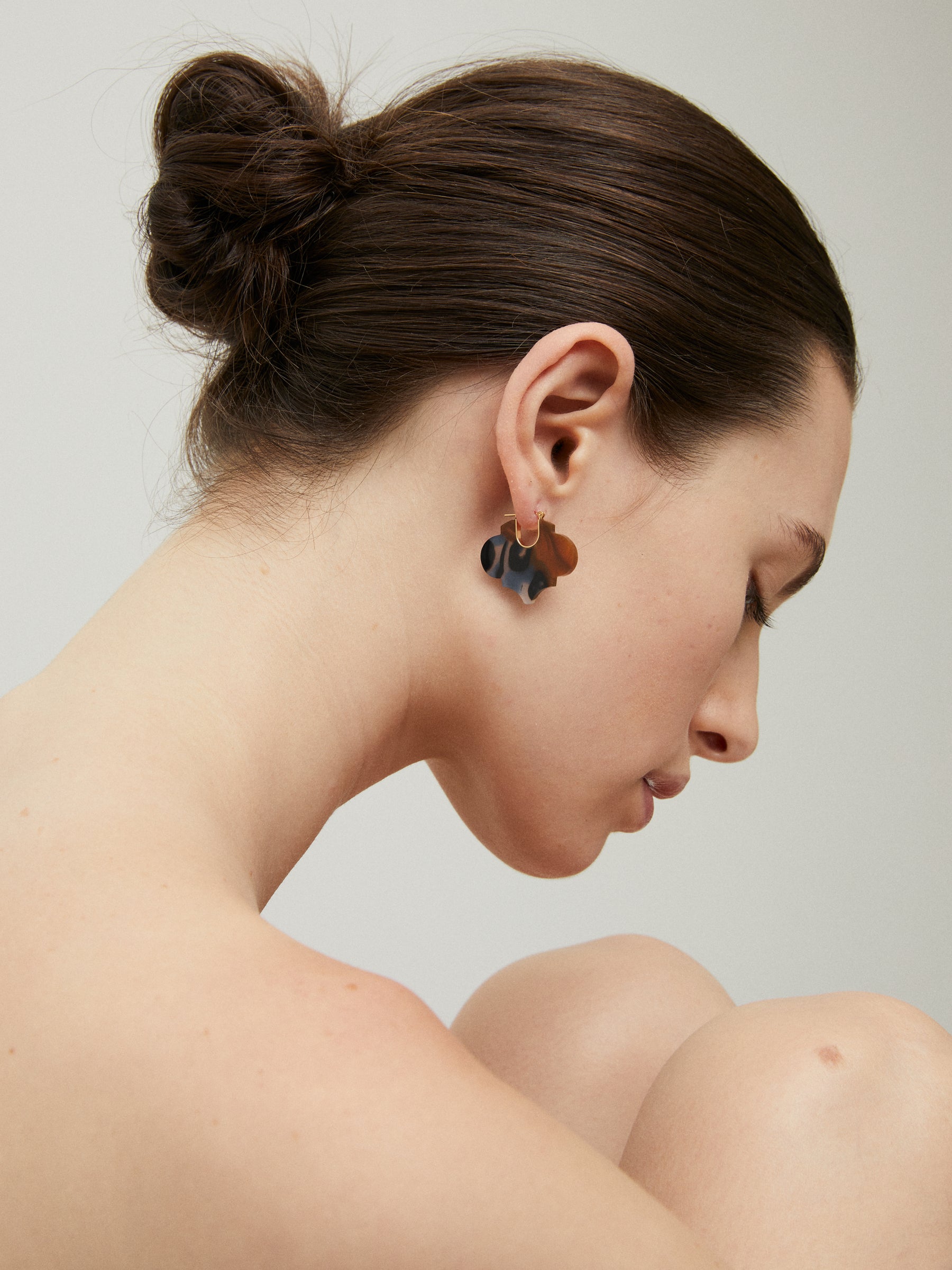 MARBLE ARABESQUE CREST EARRINGS