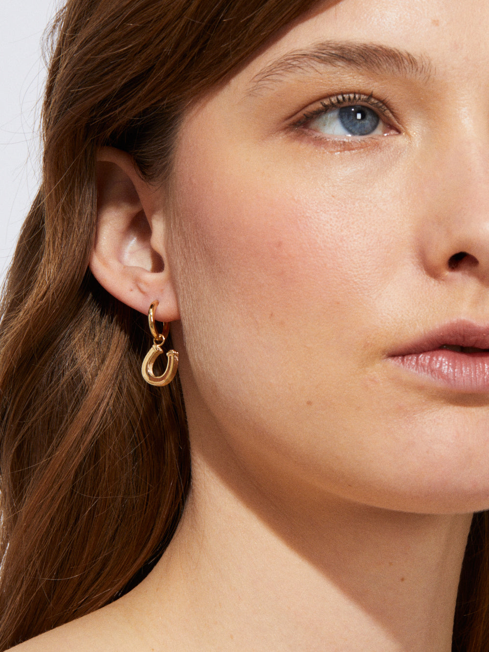 BABY CHARM HORSESHOE GOLD AND BLUE SAPPHIRE EARRING 