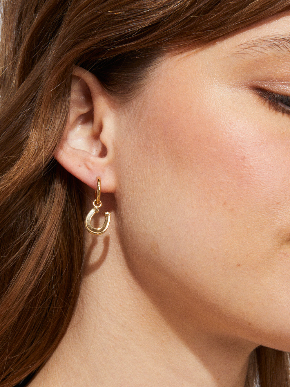 BABY CHARM HORSESHOE GOLD AND BLUE SAPPHIRE EARRING 