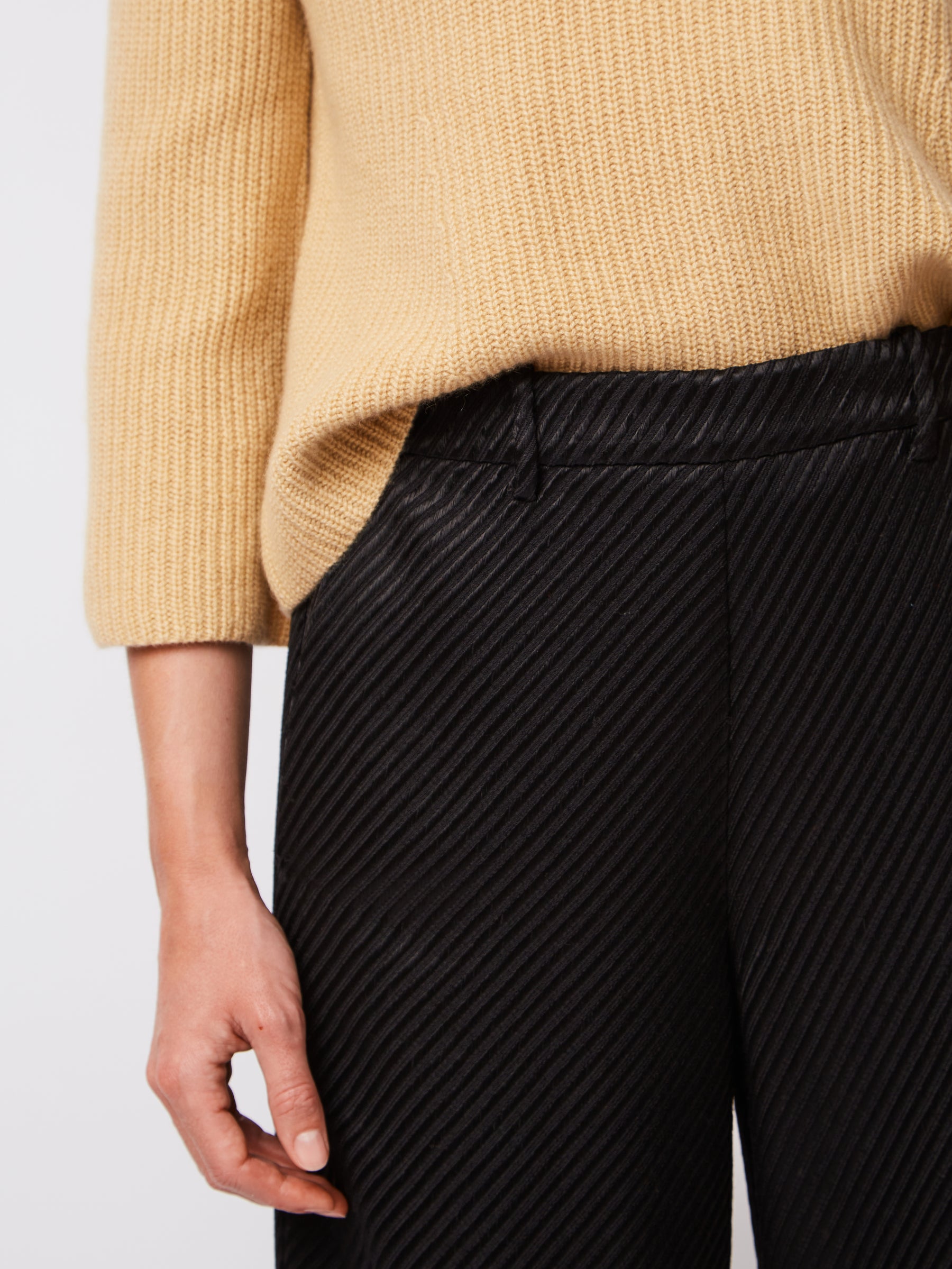 DIAGONAL STRUCTURE BLACK