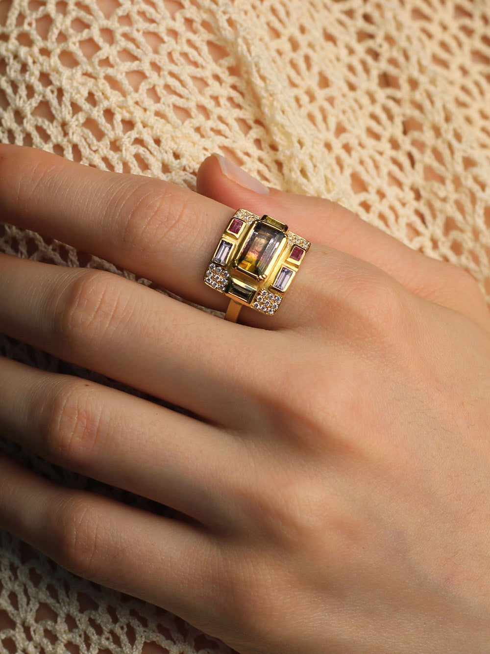 BAGUE MONDRIAN TOURMALINE, SAPHIRS & DIAMANT