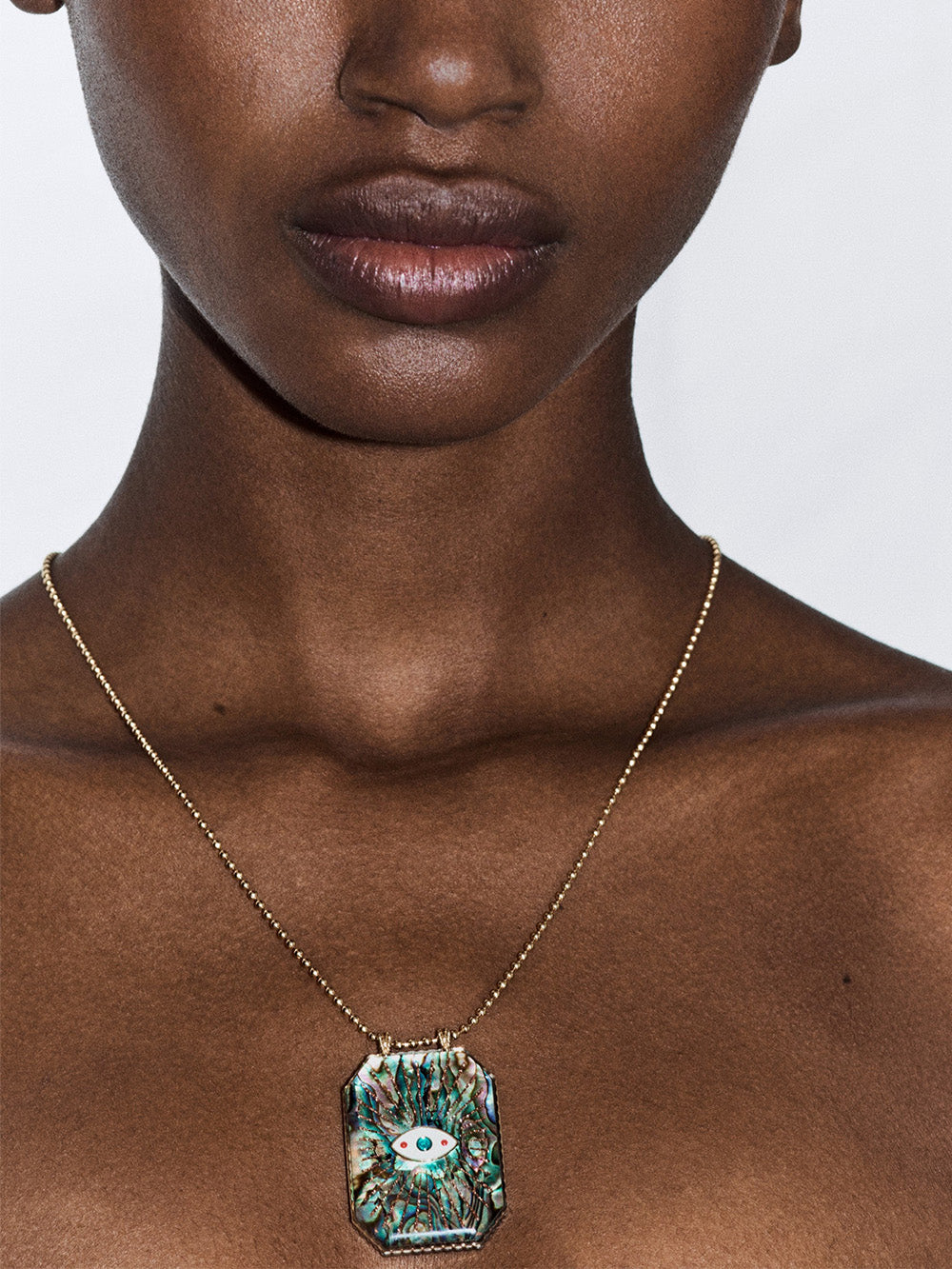 RAIZ'IN SCAPULAR 40MM NATURAL MOTHER-OF-PEARL