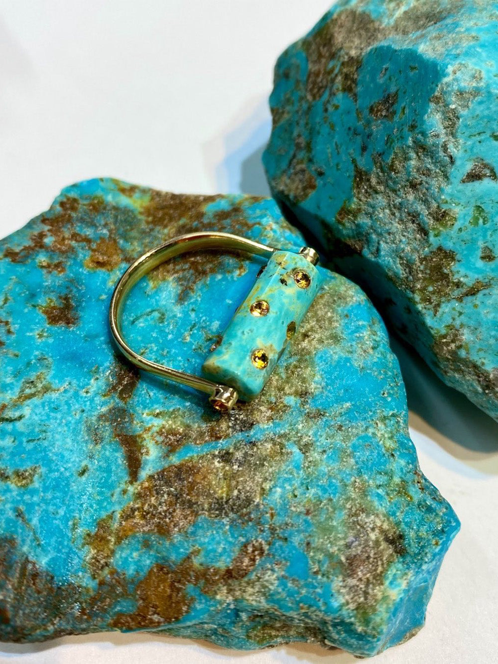 BAGUE TUBE LEA TURQUOISE ET SAPHIRS JAUNES