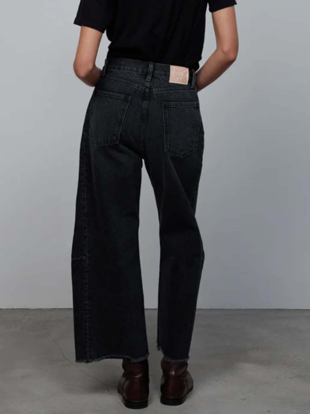 STILL BLACK LASSO JEANS